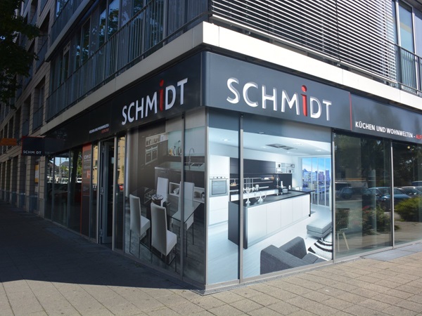 Vue de la devanture du magasin Schmidt de Karlsruhe en Allemagne.